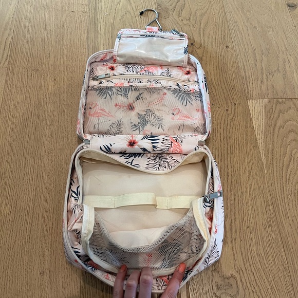 Women’s cosmetic travel bag with multiple pockets for makeup and toiletries! - Picture 4 of 4